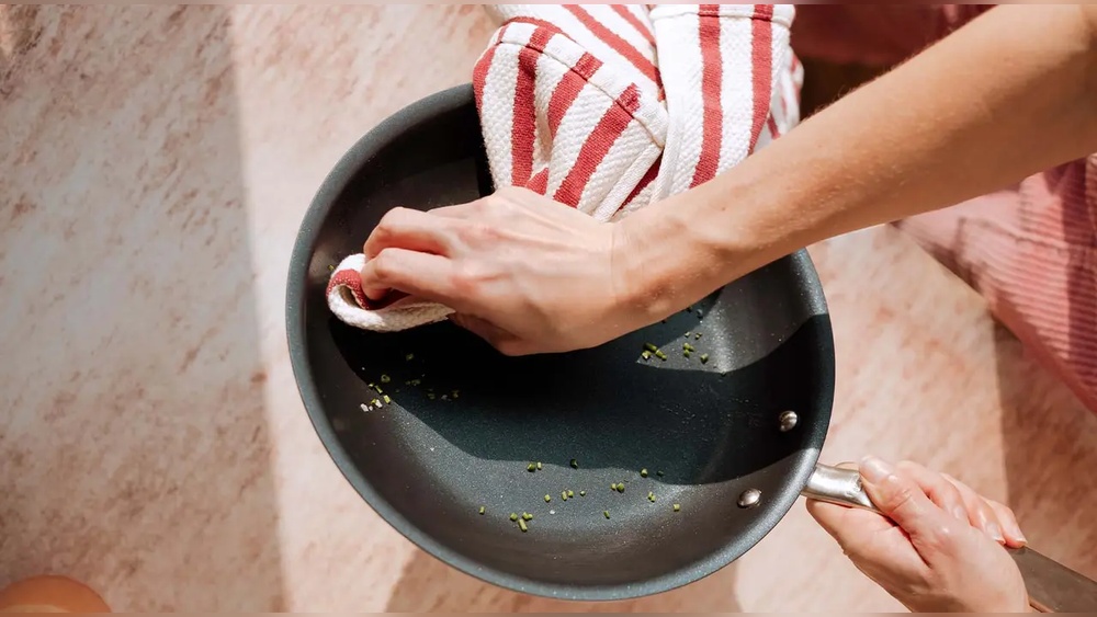 How to Keep Nonstick Pans Clean And Safe
